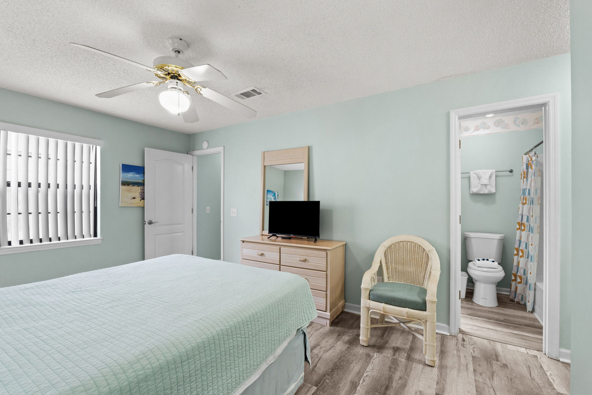 Bedroom with Queen Sized Bed
