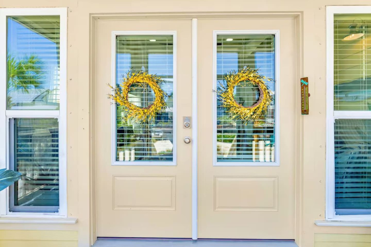 Front door with smart lock for an easy check-in