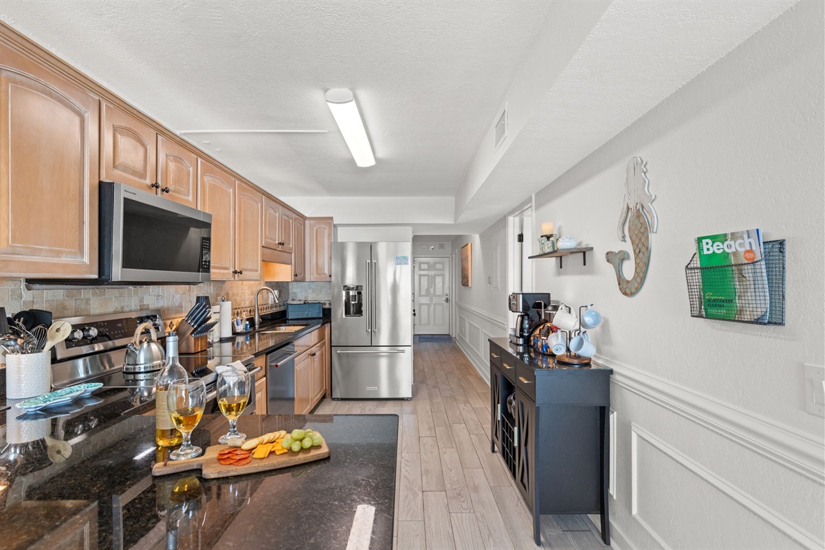 Start your day at our stylish coffee bar—the black cabinet on the right in the spacious kitchen—and make it your little daily ritual. Brew that first cup and ease into the morning, or grab an iced refill between beach trips.