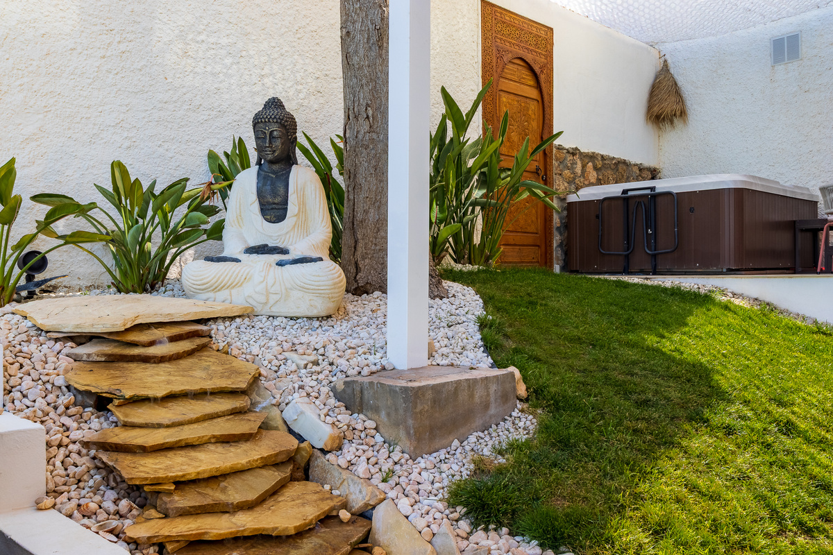 Garden detail leading to the jacuzzi area