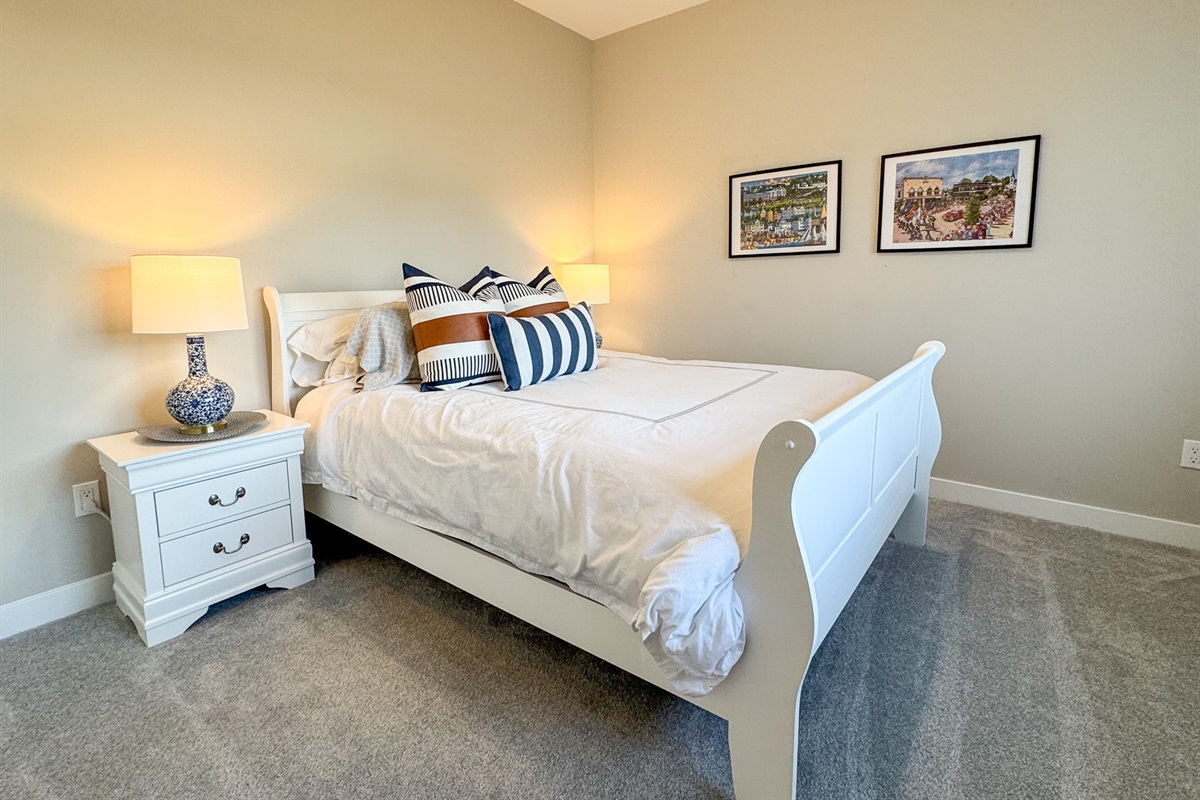 Guest bedroom with queen.