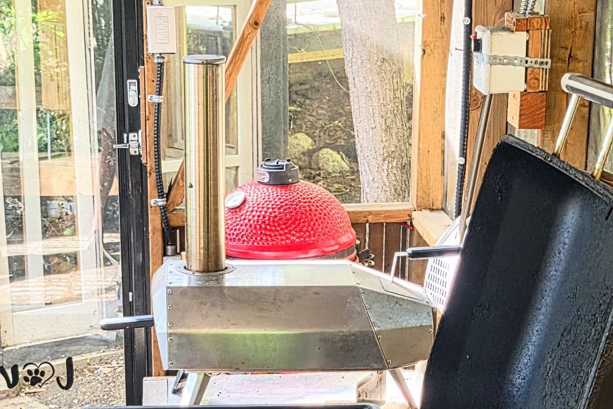 Gas BBQ with pizza oven and Kamodo BBQ in Smokehouse