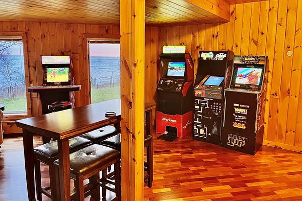 Kick back and enjoy a blast of nostalgia! This section of the game room brings together classics like Ridge Racer, Ms. Pac-Man/Galaga, and Marvel vs. Capcom, creating the perfect spot for friendly competition and late-night fun all with views of the lake!