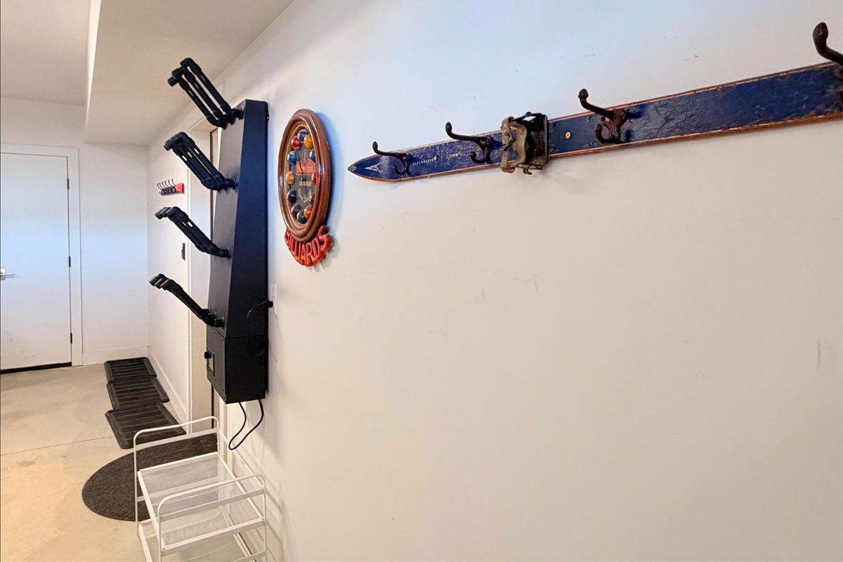Wall-mounted boot warmer to keep your gear dry and a ski rack to keep you ready for the slopes.