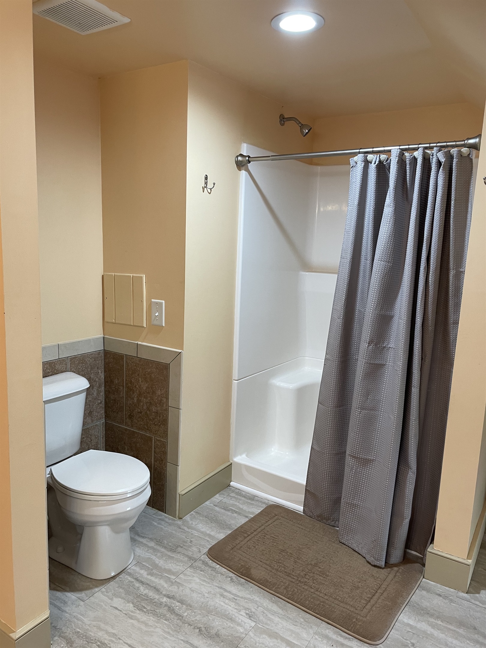 2nd floor bath with shower