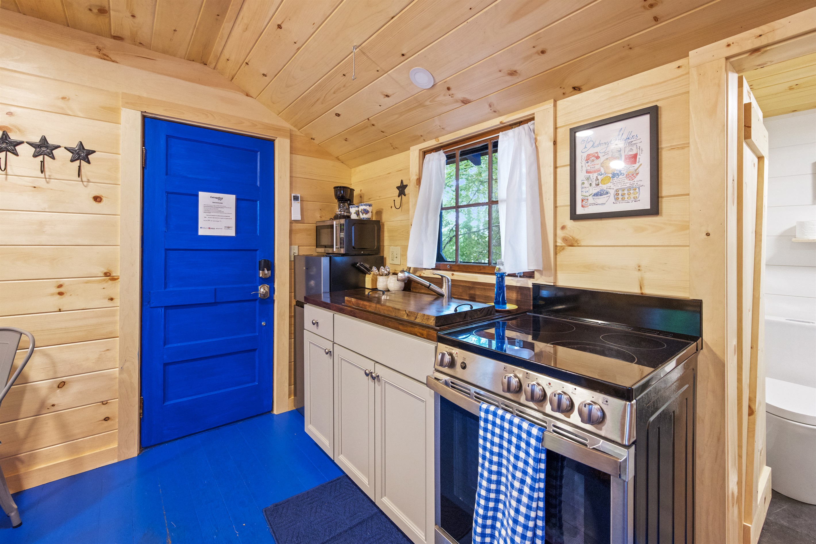 Fully equipped kitchen and kitchen appliances.