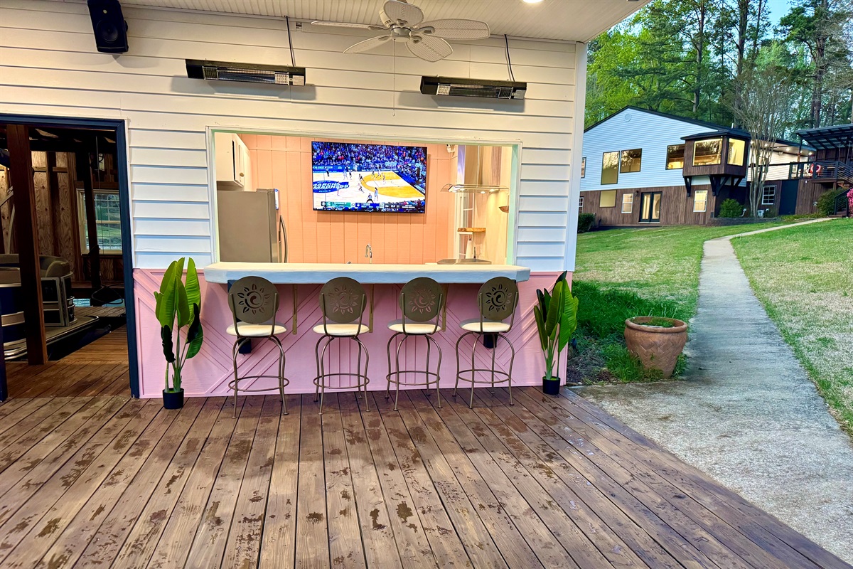 Kitchen/bar on the water