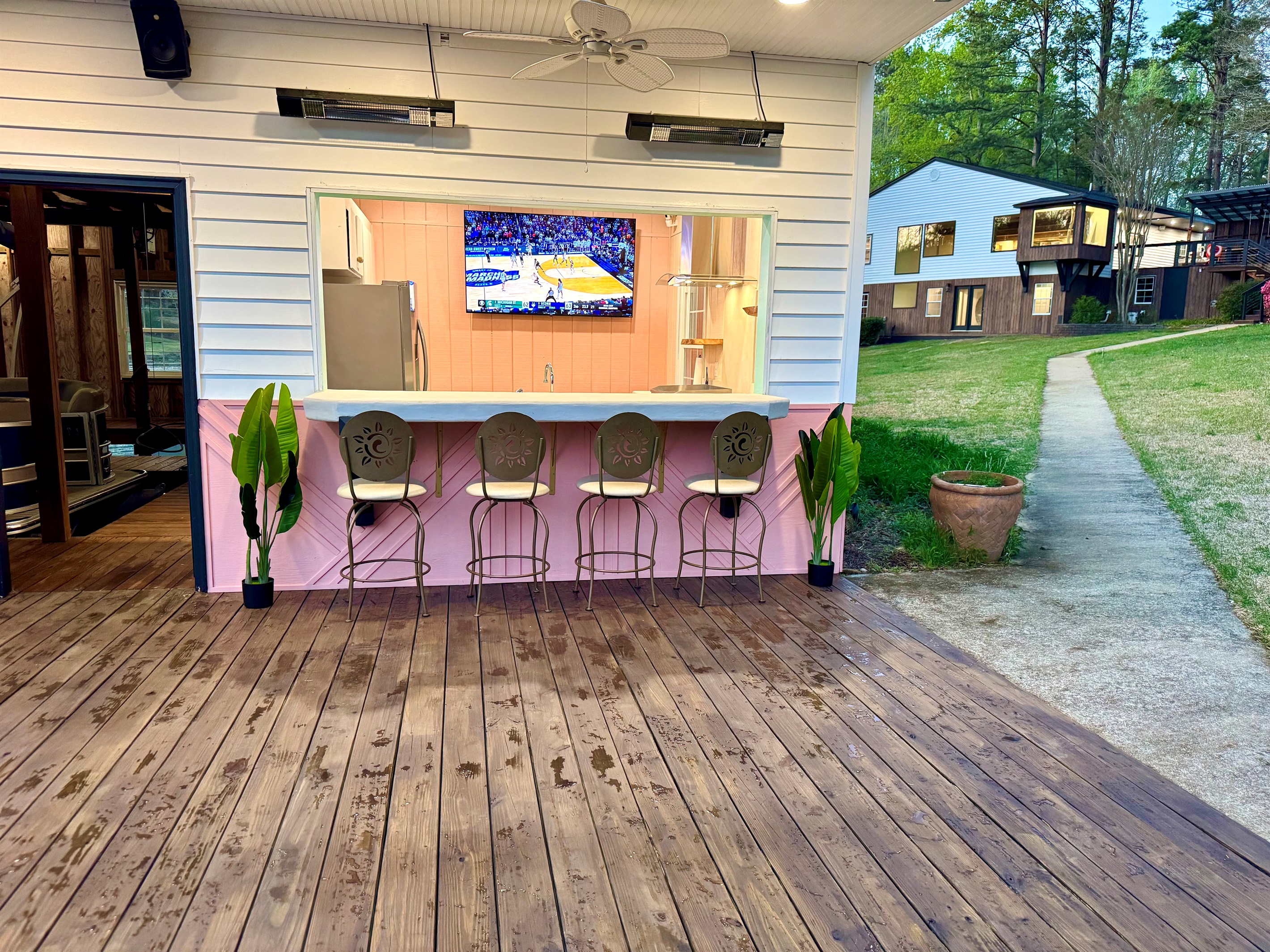 Kitchen/bar on the water