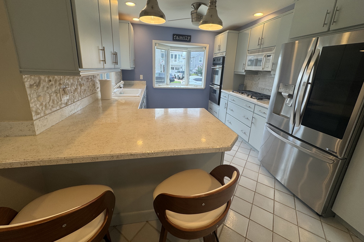 Kitchen_Bar_Seating_View