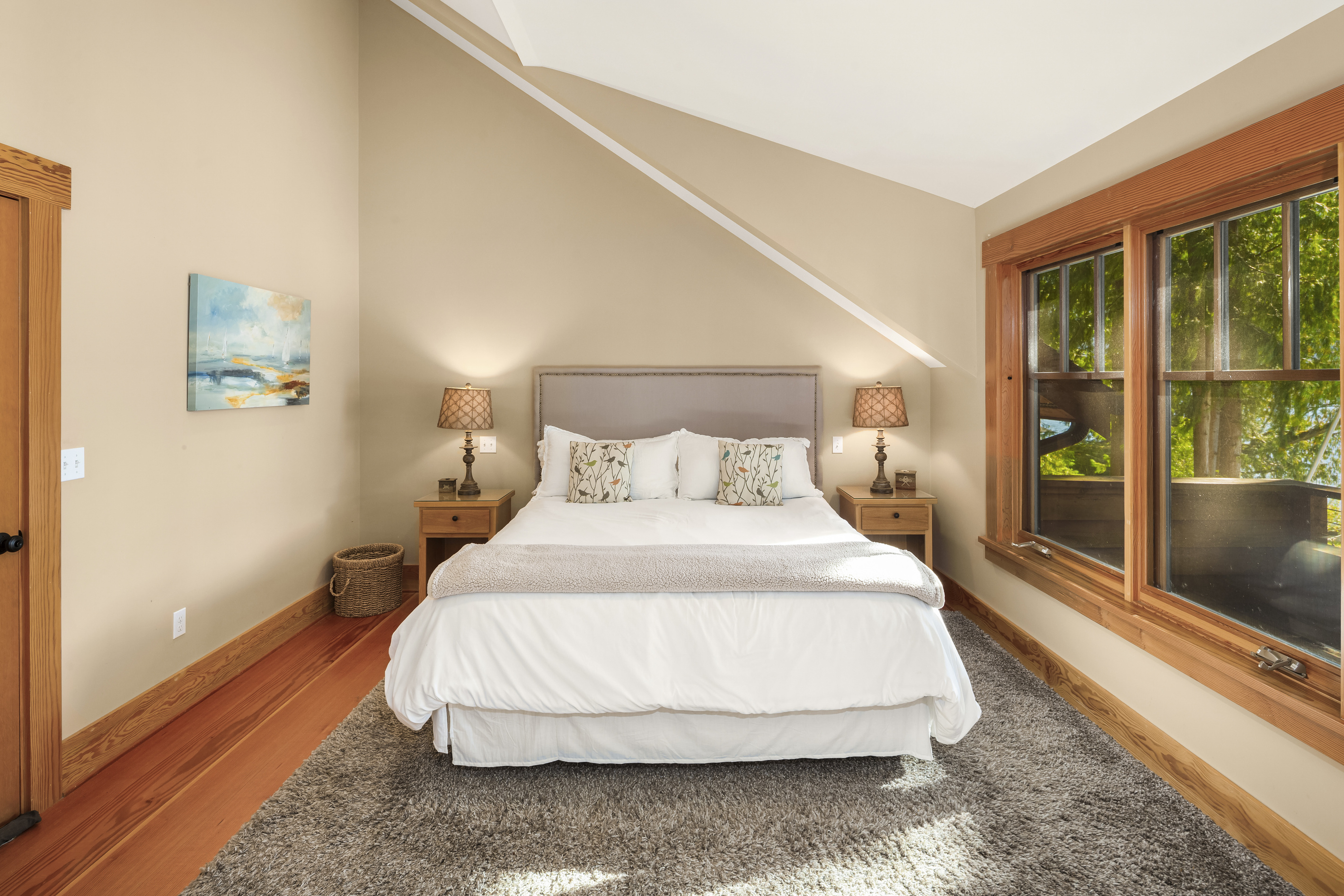 Bedroom 1
King bed with private en-suite bathroom.