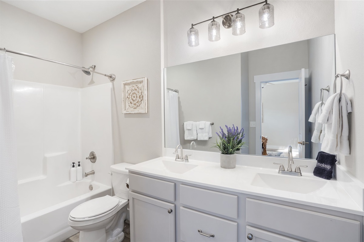 Upper level king ensuite bath