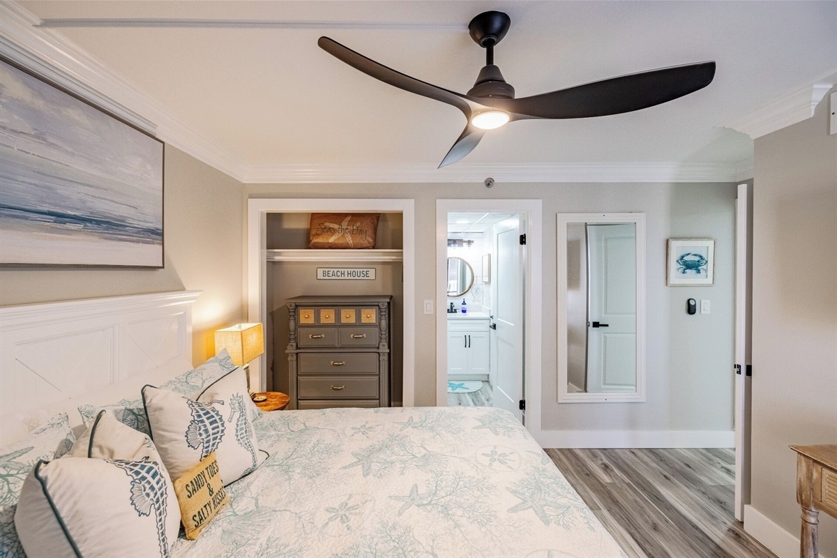 Guest bedroom with king bed, ceiling fan, smart TV and direct access to the second bathroom