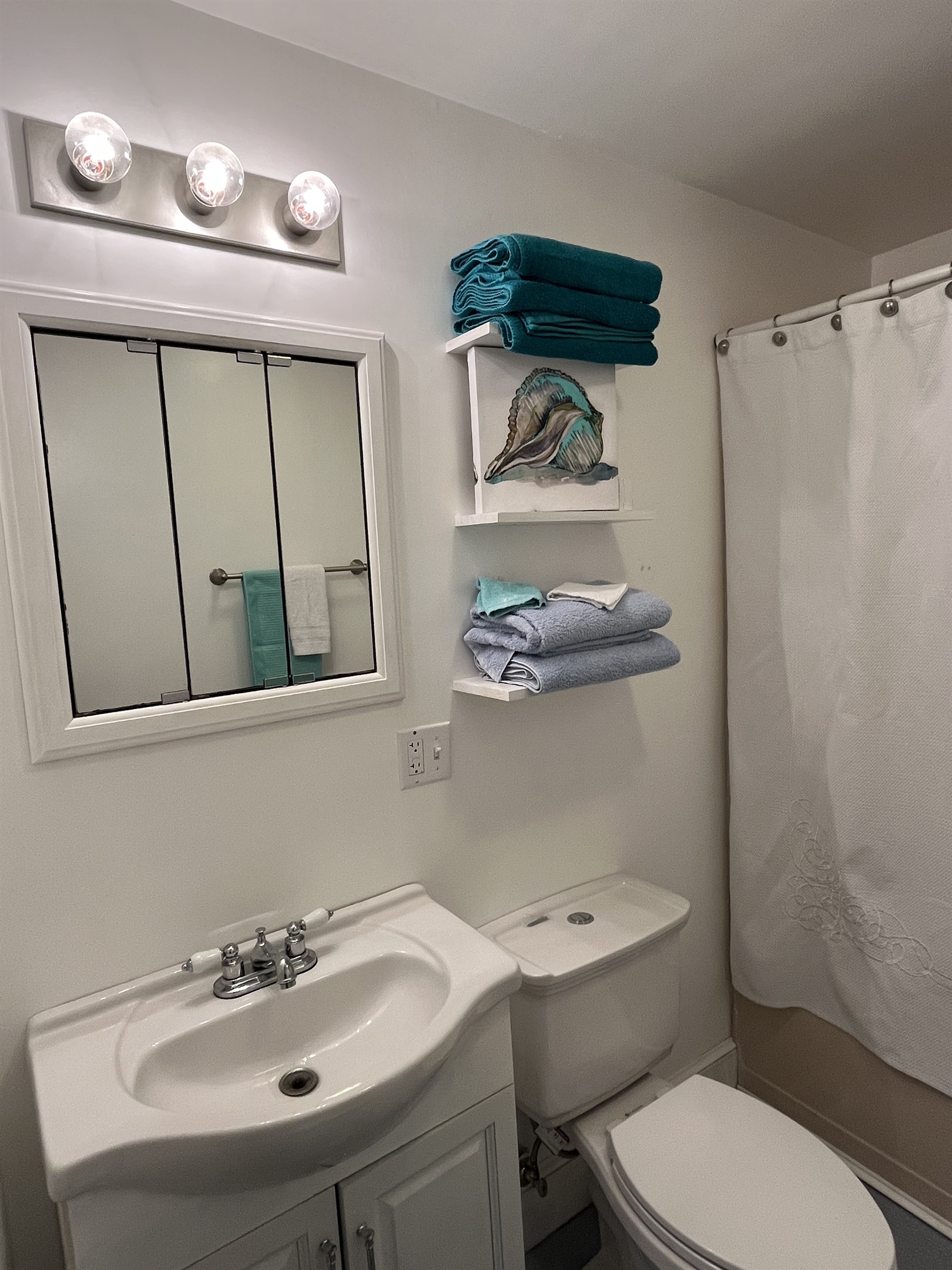 Bath with tub/shower off hallway