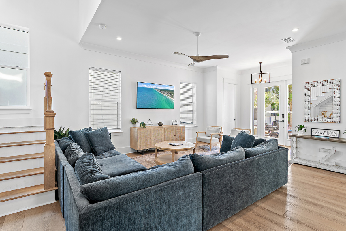 Inviting Living Space with Plenty of Room to Unwind