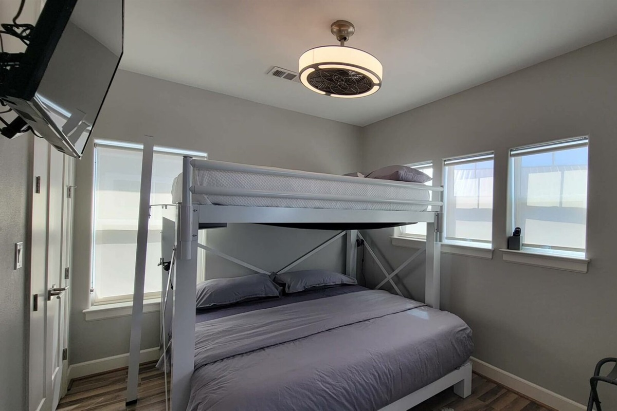 Bedroom 3 w/ensuite bathroom - Queen bunk beds