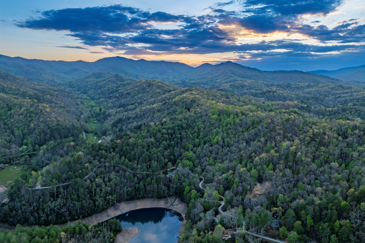 Scenic Retreat: Enjoy breathtaking mountain views and serene lake reflections at sunset!