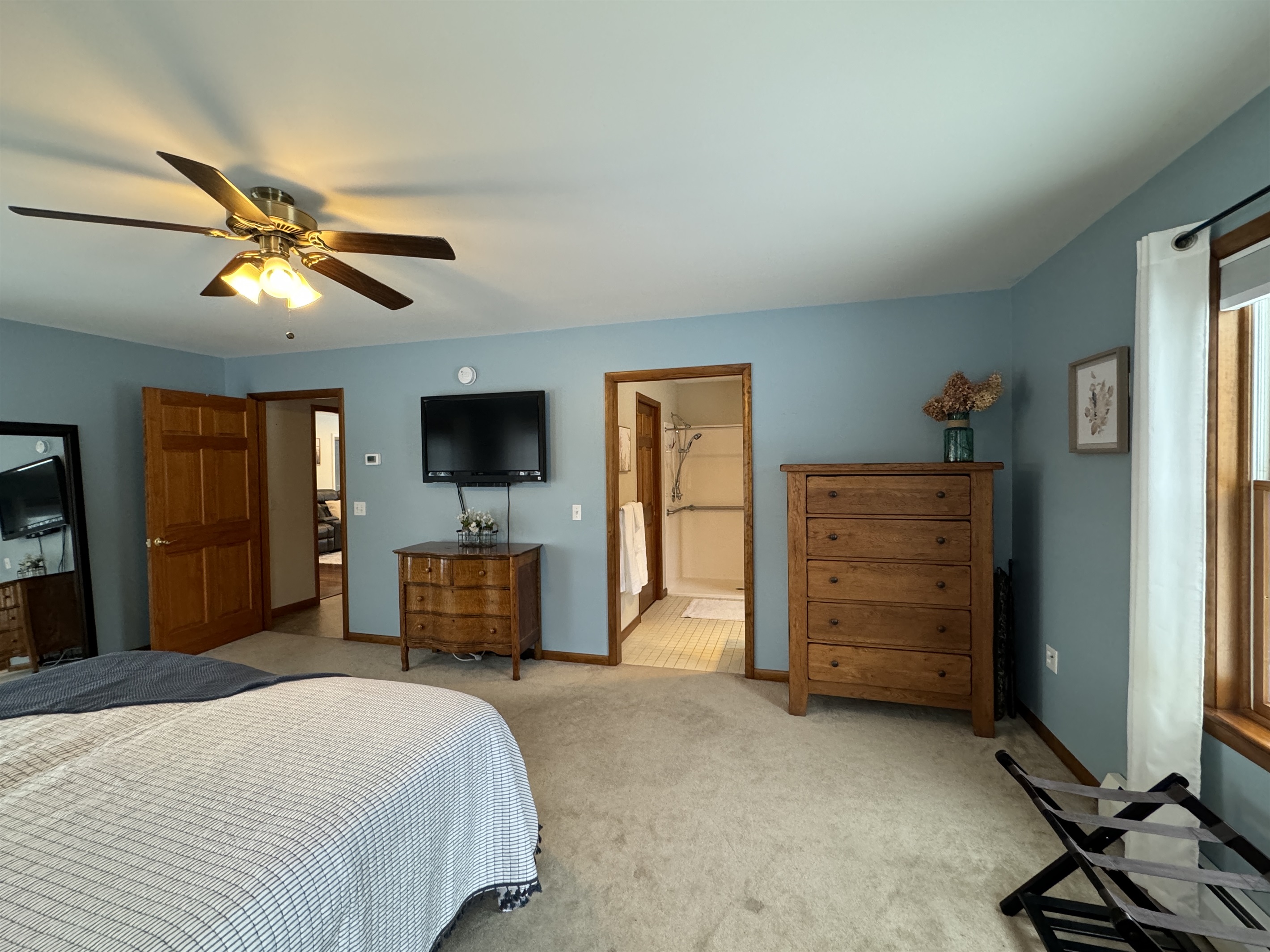 King bedroom with ensuite bath