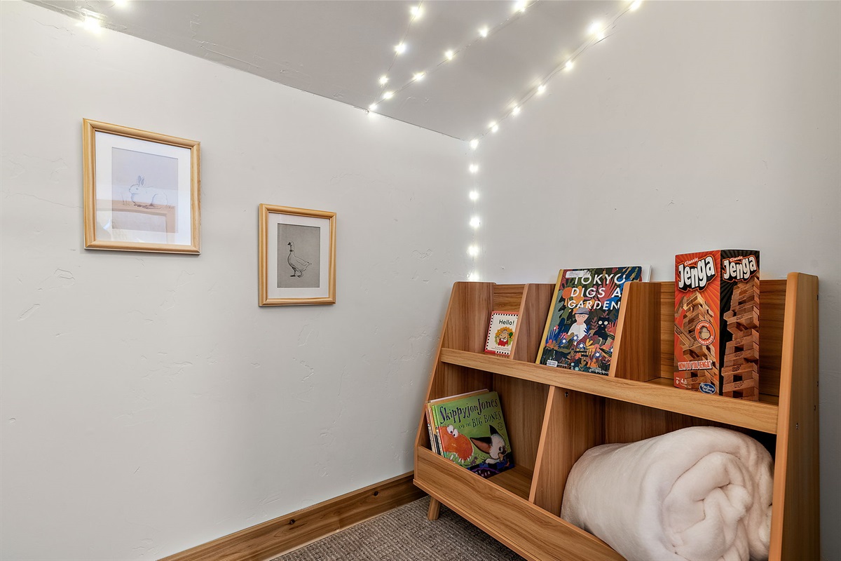 Kids corner - little cubby space with bookshelfand tiny sofa