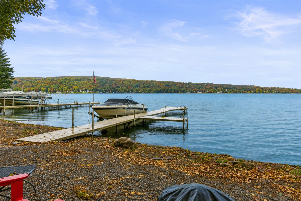 An expansive open space adorned with a captivating view of the lake. The unobstructed layout allows for a seamless connection with the scenic beauty outside, creating a tranquil and picturesque environment