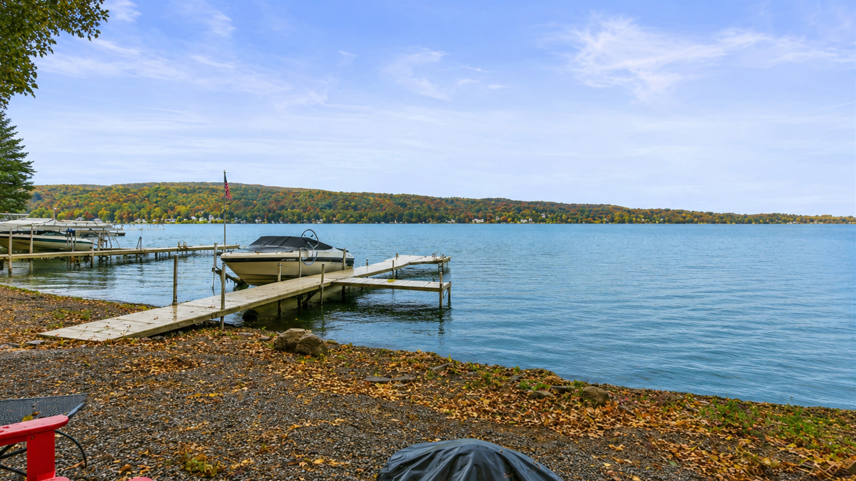 An expansive open space adorned with a captivating view of the lake. The unobstructed layout allows for a seamless connection with the scenic beauty outside, creating a tranquil and picturesque environment