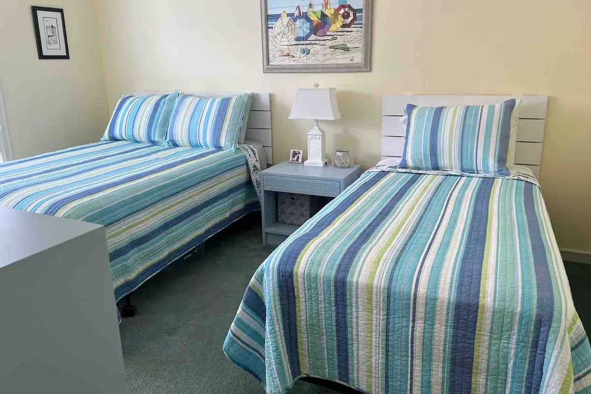 2nd Bedroom with twin beds and TV