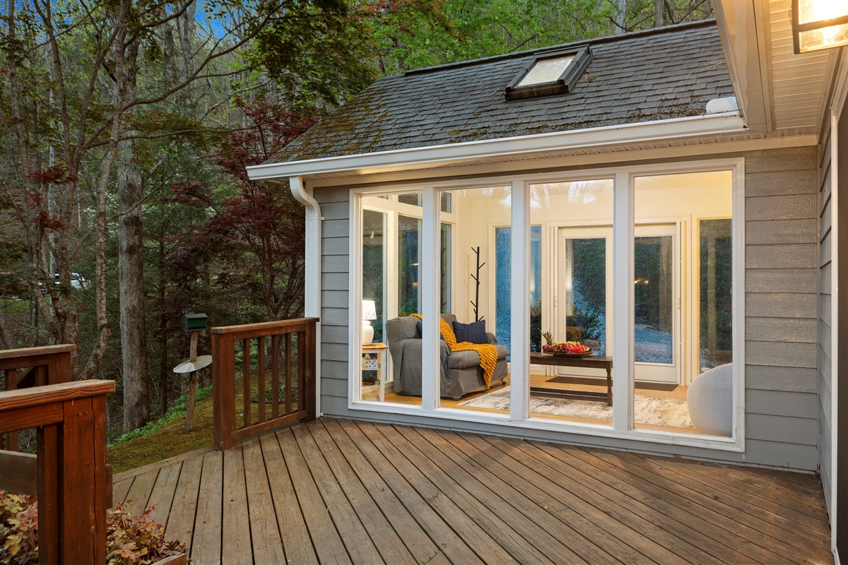Sunroom Retreat: Bright, airy space with stunning views—perfect for morning coffee or evening chats!
