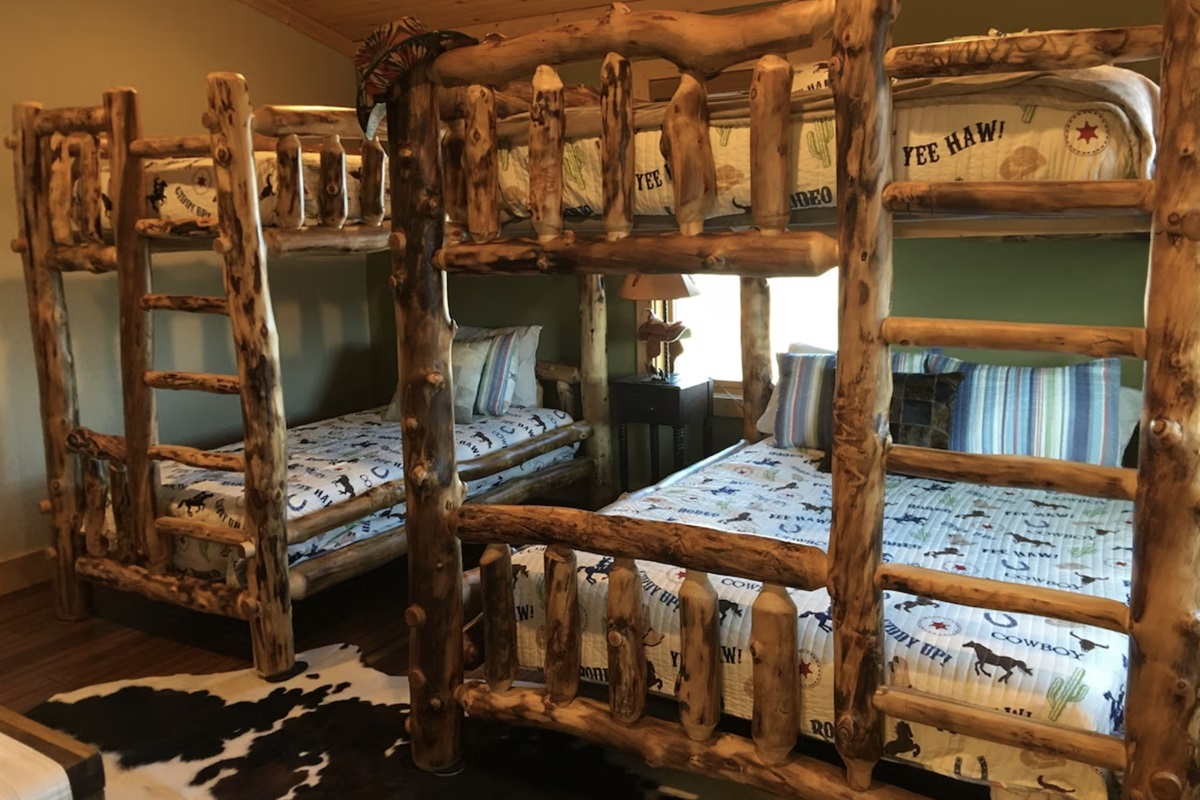 1 Queen Bunk, 1 Twin Bunk
