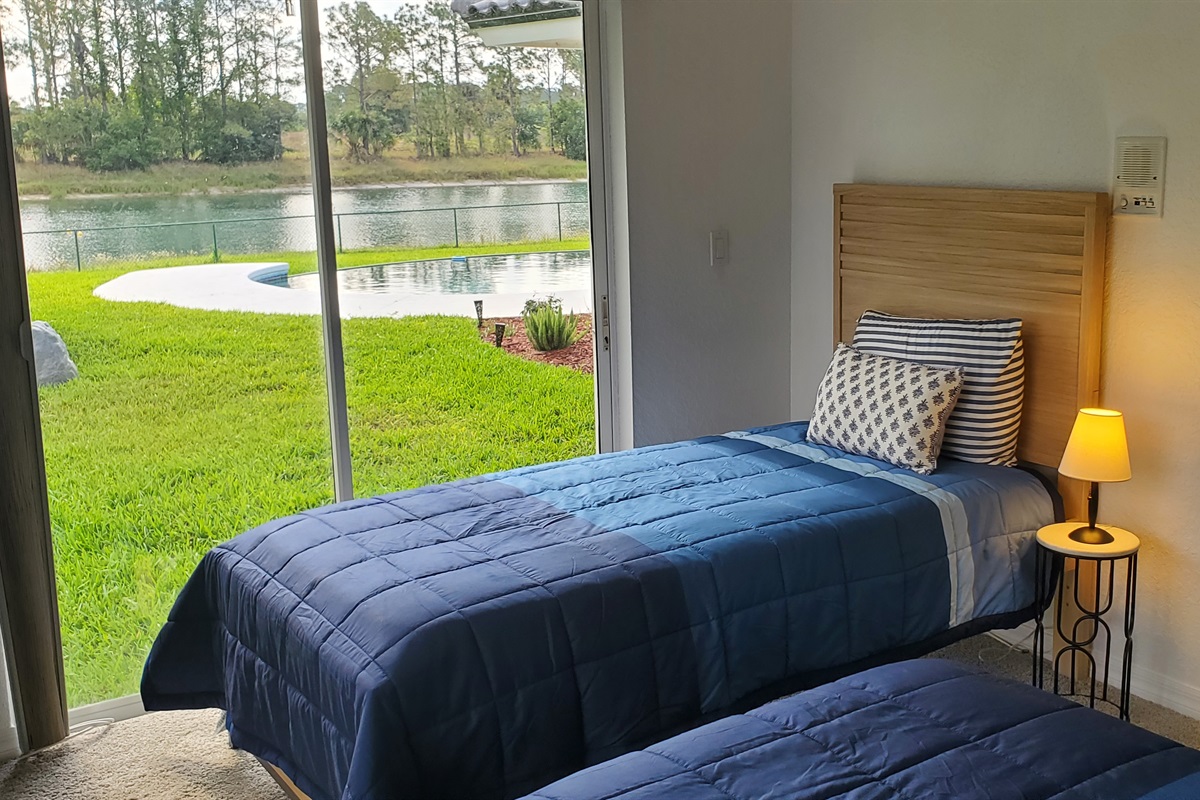 Twin bedroom and access to pool 