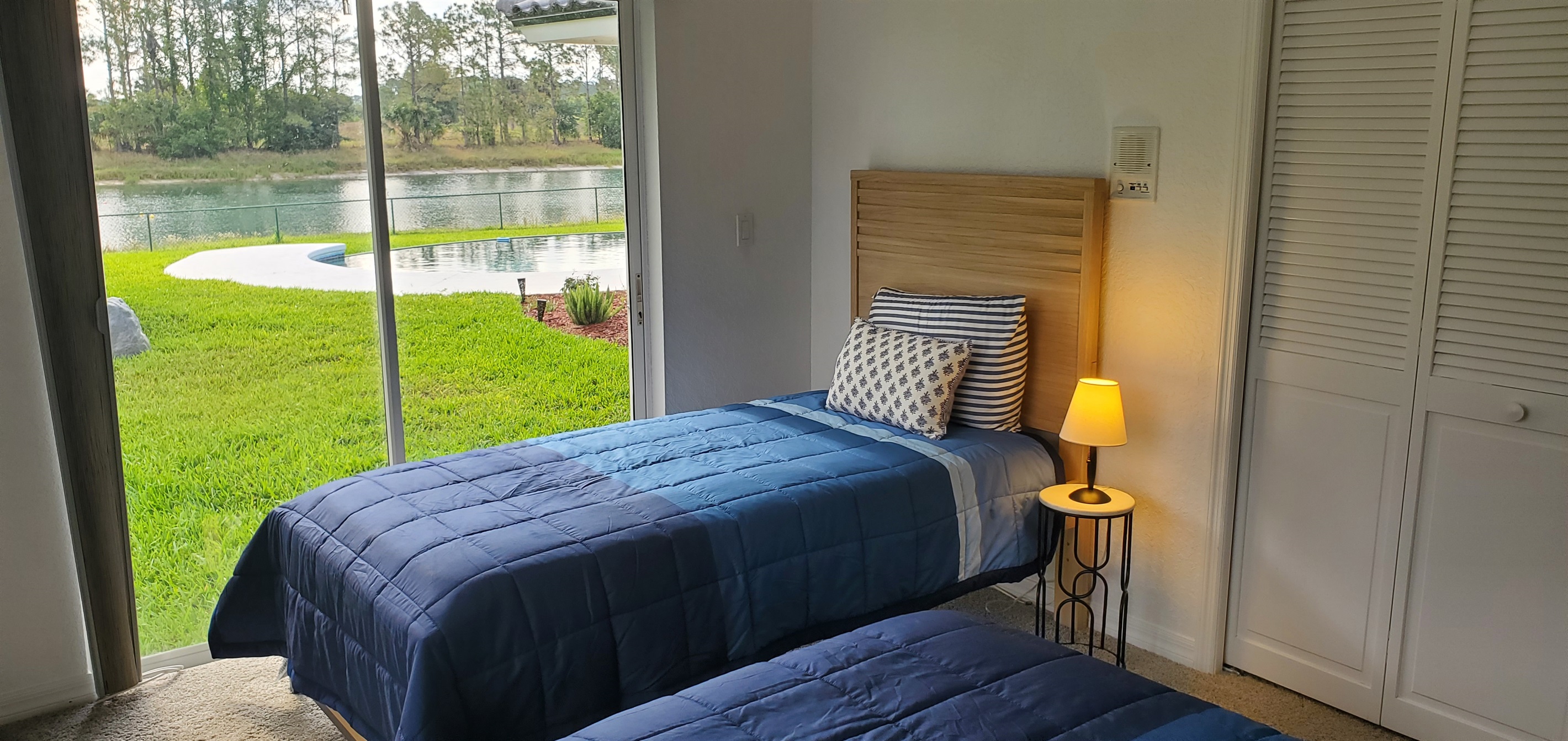 Twin bedroom and access to pool 