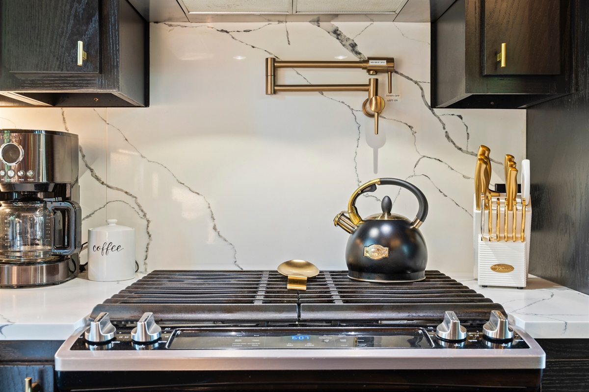 High-end appliances and thoughtful design make this kitchen a chef&rsquo;s dream.