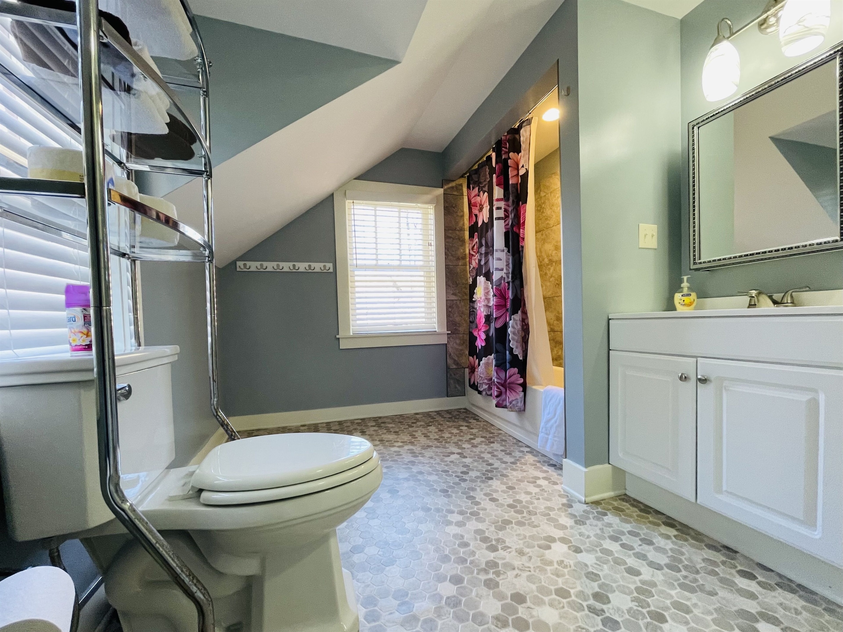 Upstairs bathroom with Tub/shower combo