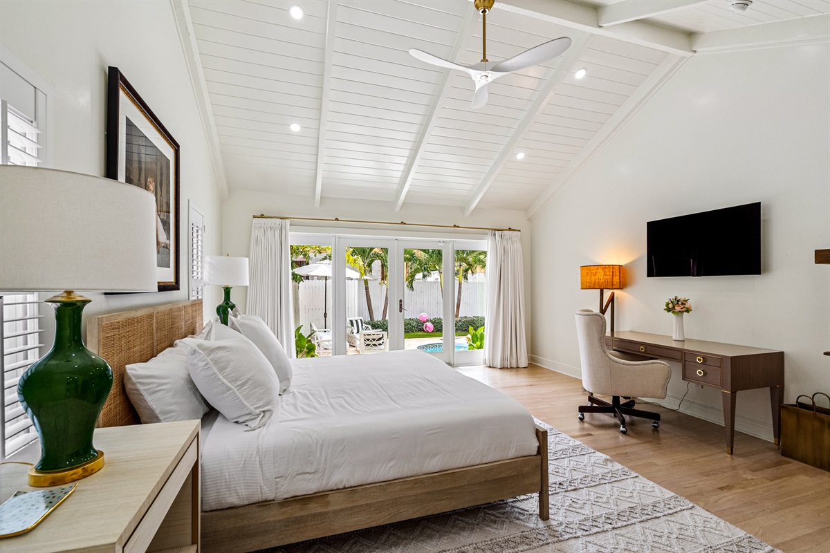 Spacious downstairs primary suite with a plush king bed &ndash; perfect for a restful night&rsquo;s sleep.