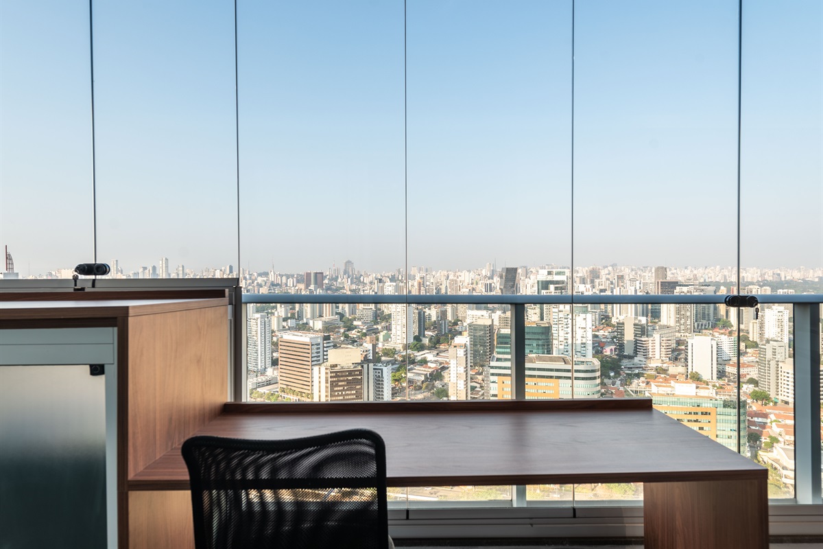 Bancada de trabalho com vista ✨ Espaço de trabalho funcional, com cadeira ergonômica e bancada ampla. O skyline de São Paulo serve como inspiração perfeita para home office ou estudos.