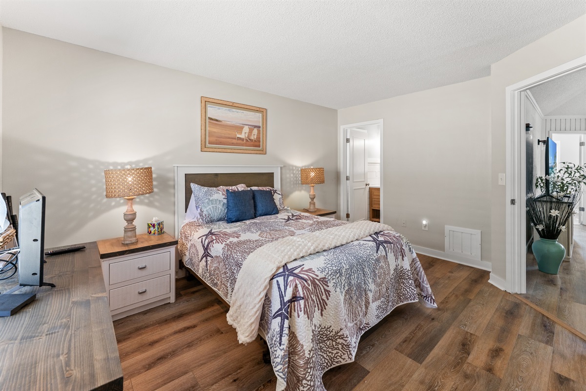 Spacious Main Bedroom with Queen bed and ensuite
