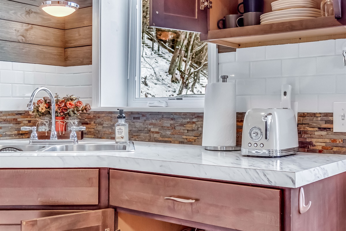 Duet cottage - Enjoy a full kitchen equipped with basic cooking essentials to make meals feel just like home