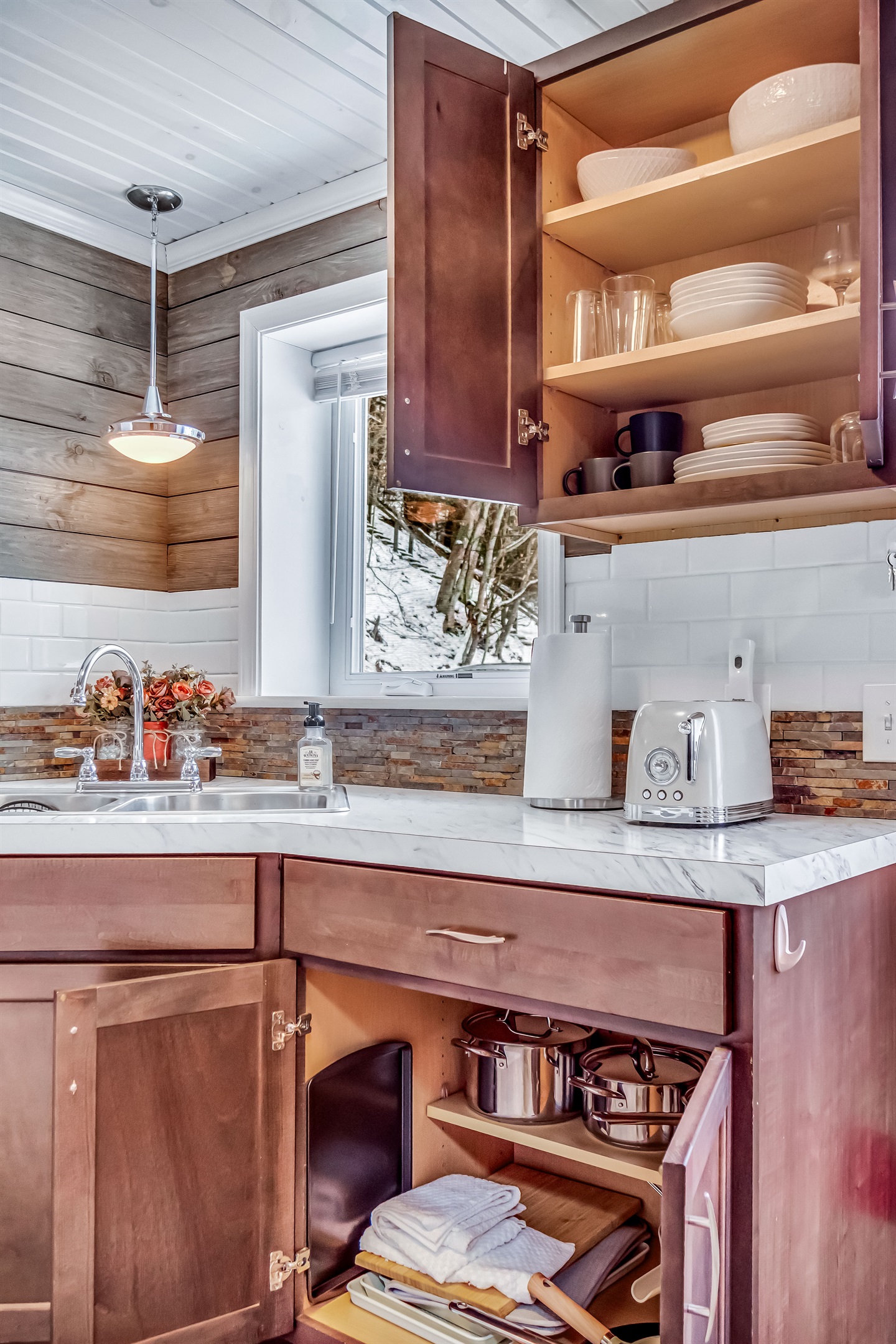 Duet cottage - Enjoy a full kitchen equipped with basic cooking essentials to make meals feel just like home