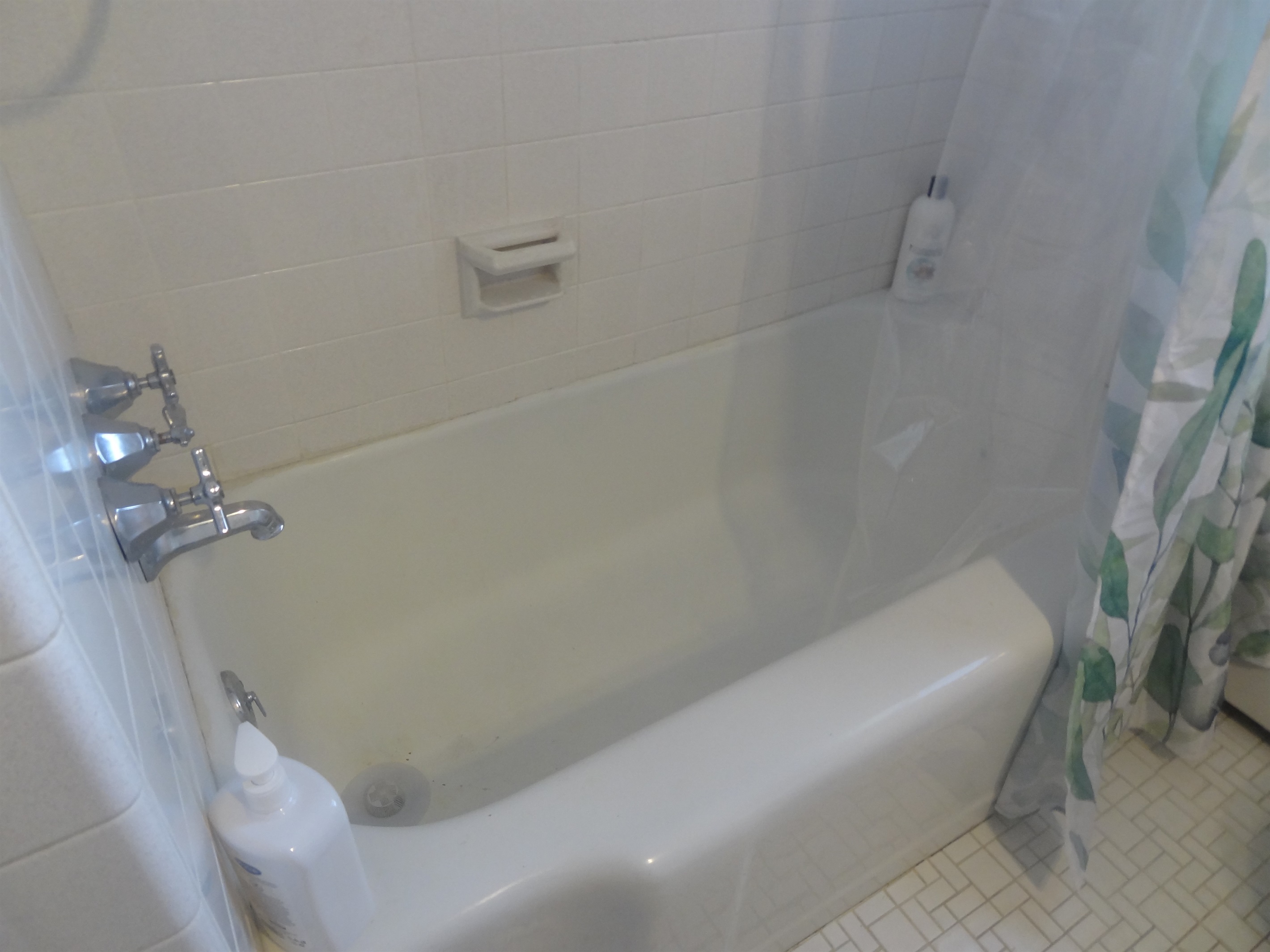 Full bathroom with shower/tub including handheld shower head
