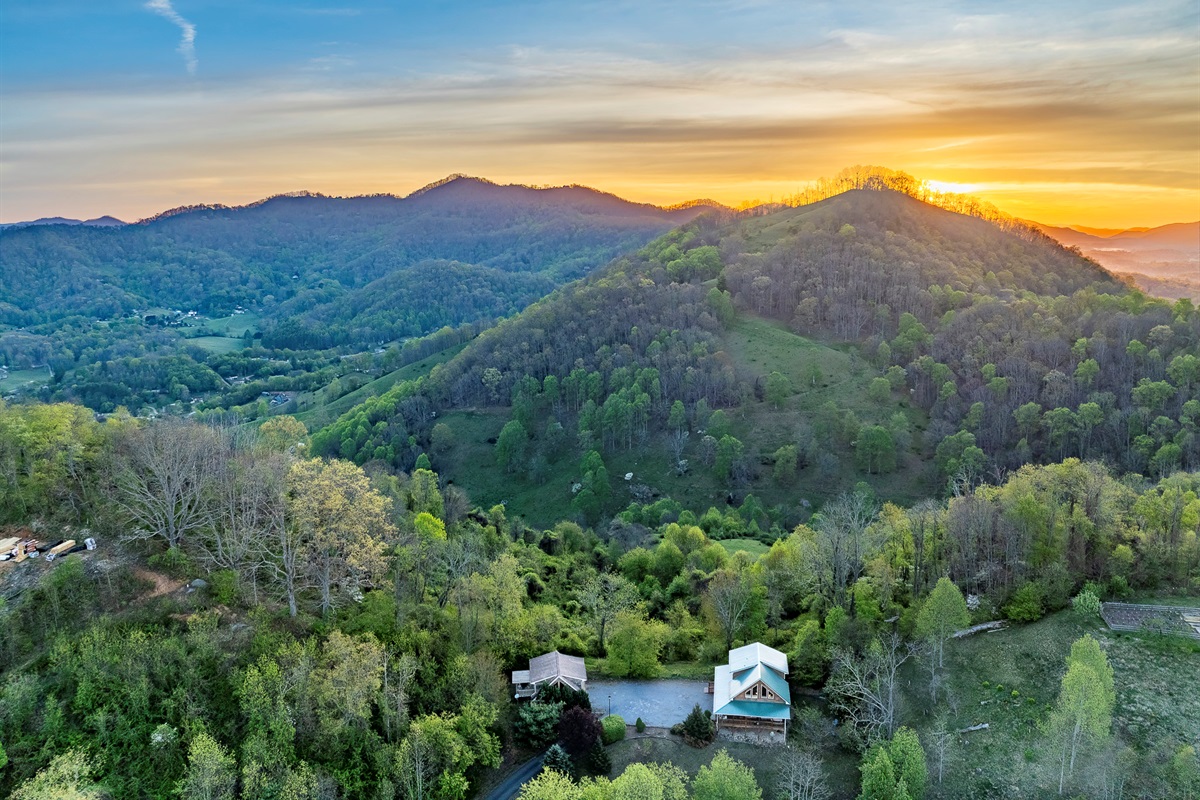 Scenic Retreat: Breathtaking mountain views at sunset await your next adventure!