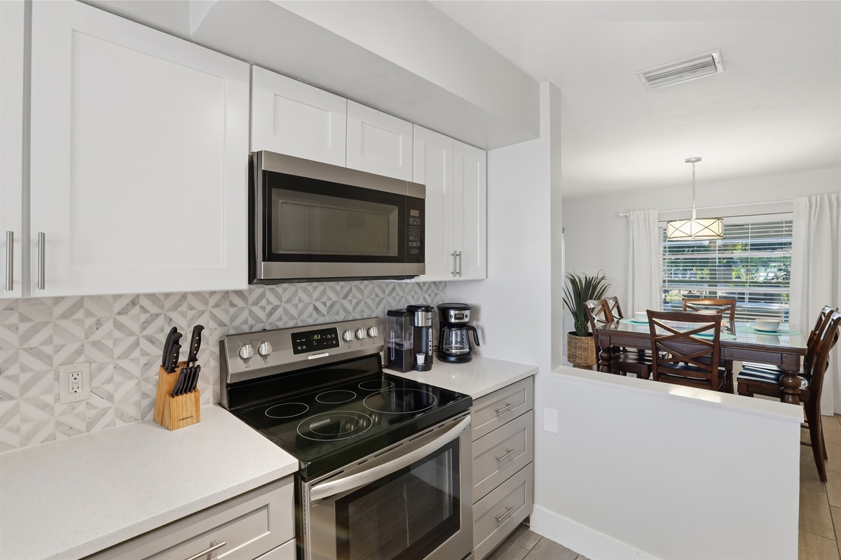 Stocked kitchen with Drip and Keurig coffee pot provided