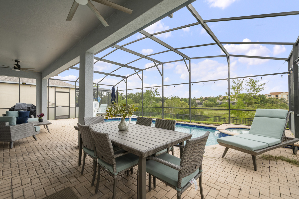 Pool Area - Dining Table For 6 - 2 Loungers - BBQ Grill (FREE to use!)
