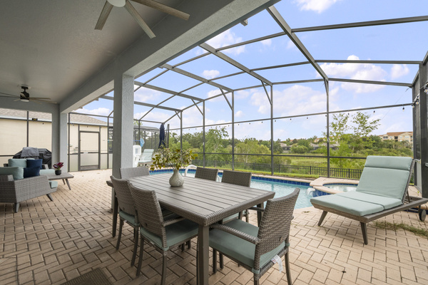 Pool Area - Dining Table For 6 - 2 Loungers - BBQ Grill (FREE to use!)