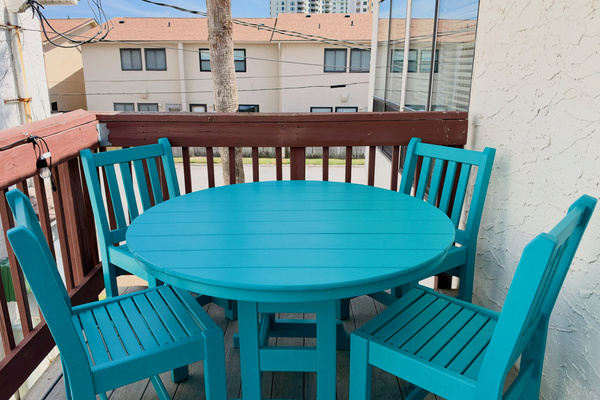 Alfresco dining and cocktails are always "on deck" at Emerald Palms Poolside