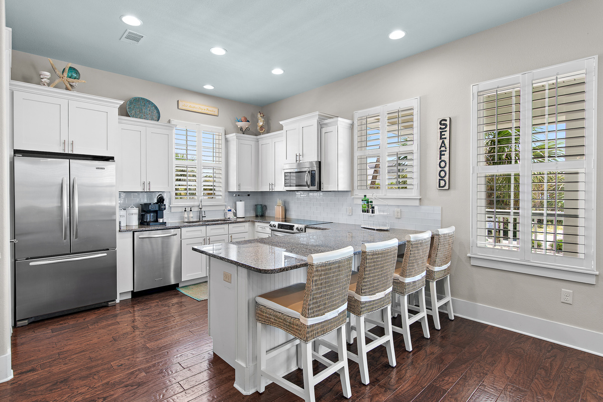 Gather around the spacious dining table and fully equipped kitchen, perfect for relaxed meals and memorable evenings.
