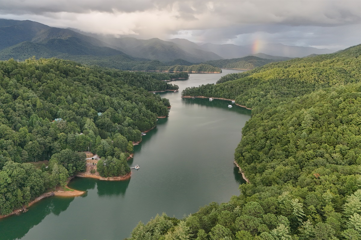 Scenic Lake View: Immerse yourself in the stunning, tranquil beauty of lush mountain vistas!
