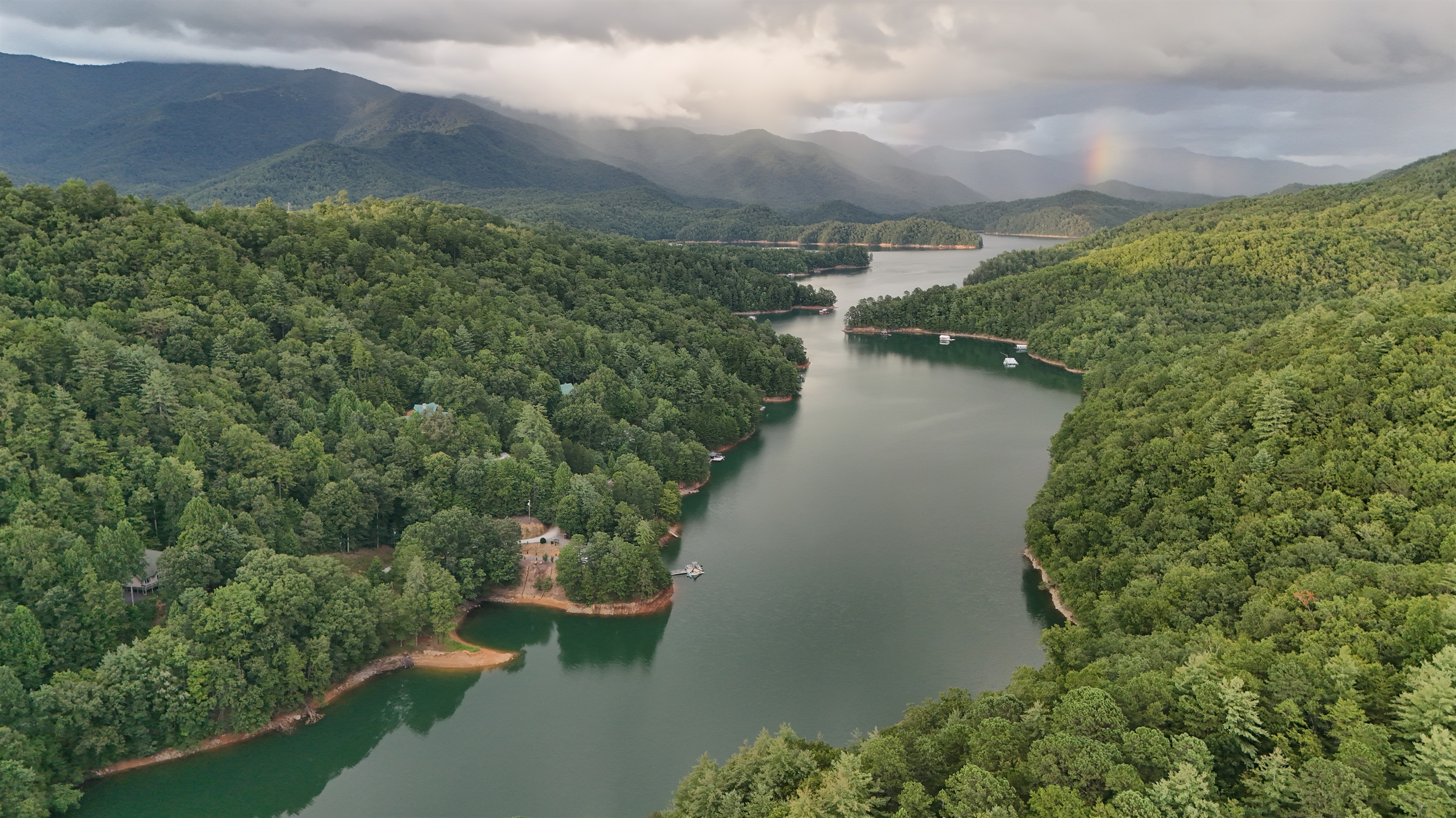 Scenic Lake View: Immerse yourself in the stunning, tranquil beauty of lush mountain vistas!