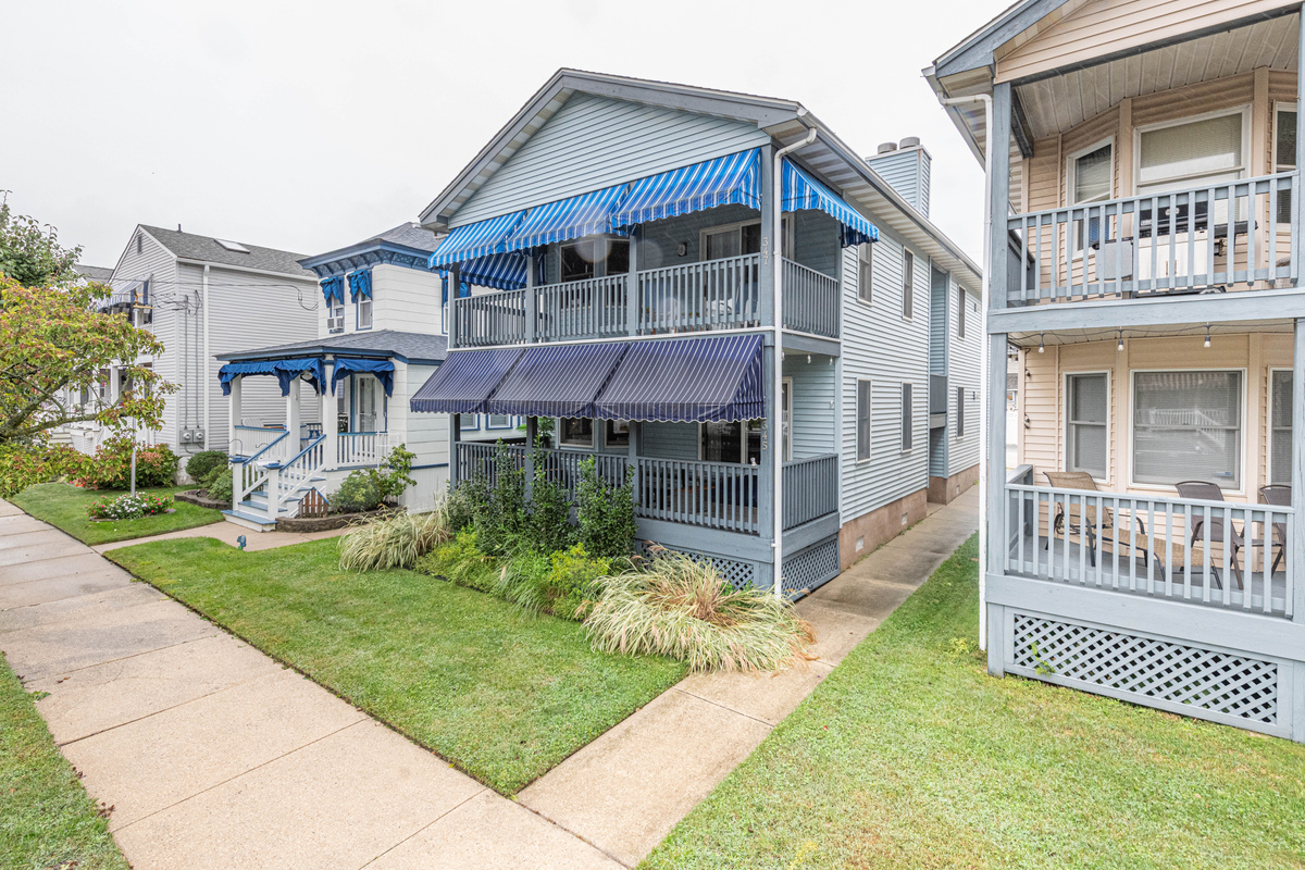 beach-street-view-of-houses