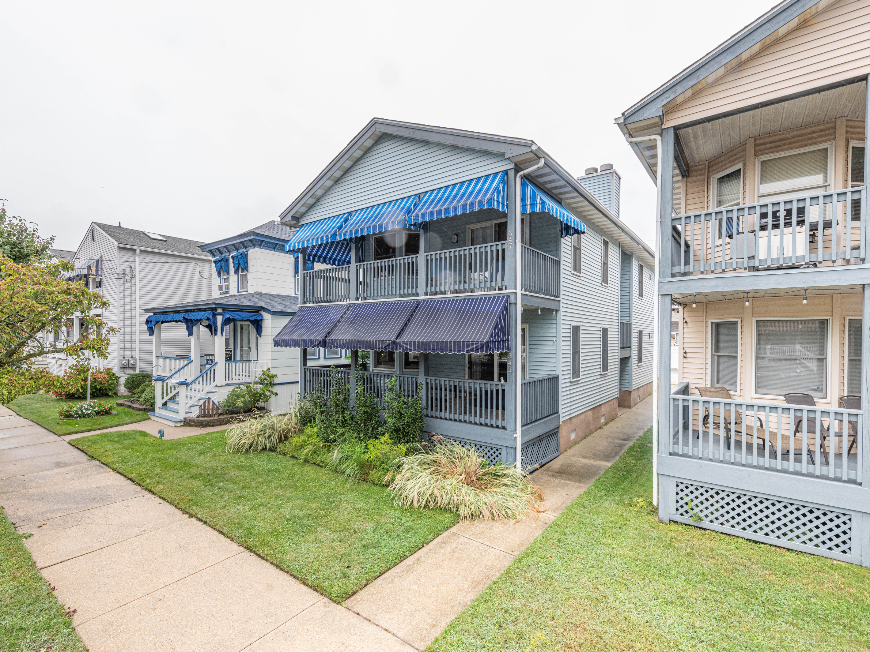 beach-street-view-of-houses