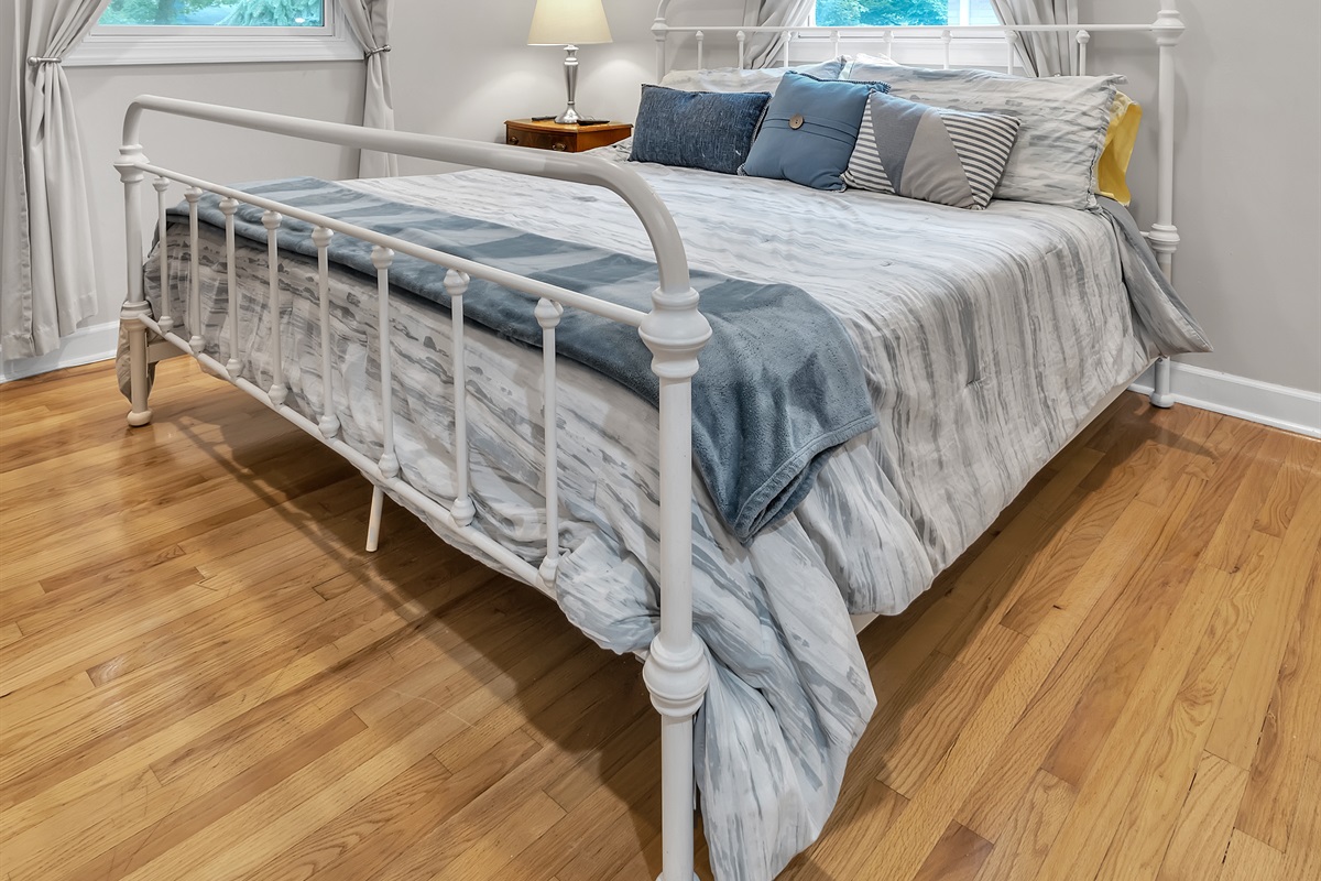 This room's comfortable, plushy king mattress will have you sleeping on clouds. You'll wake up feeling rested and ready to tackle the day ahead.