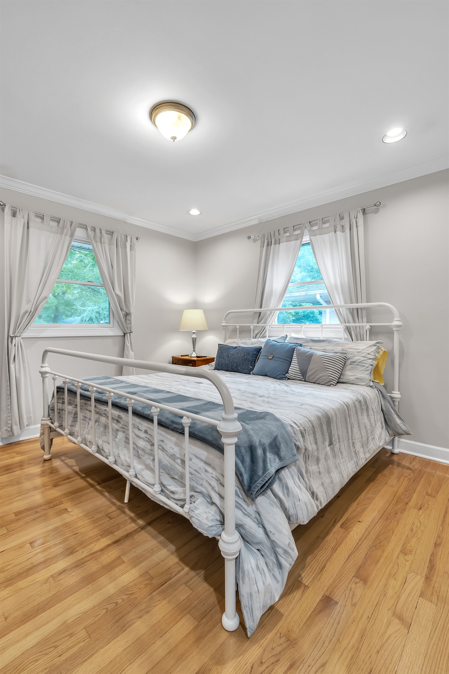 This room's comfortable, plushy king mattress will have you sleeping on clouds. You'll wake up feeling rested and ready to tackle the day ahead.