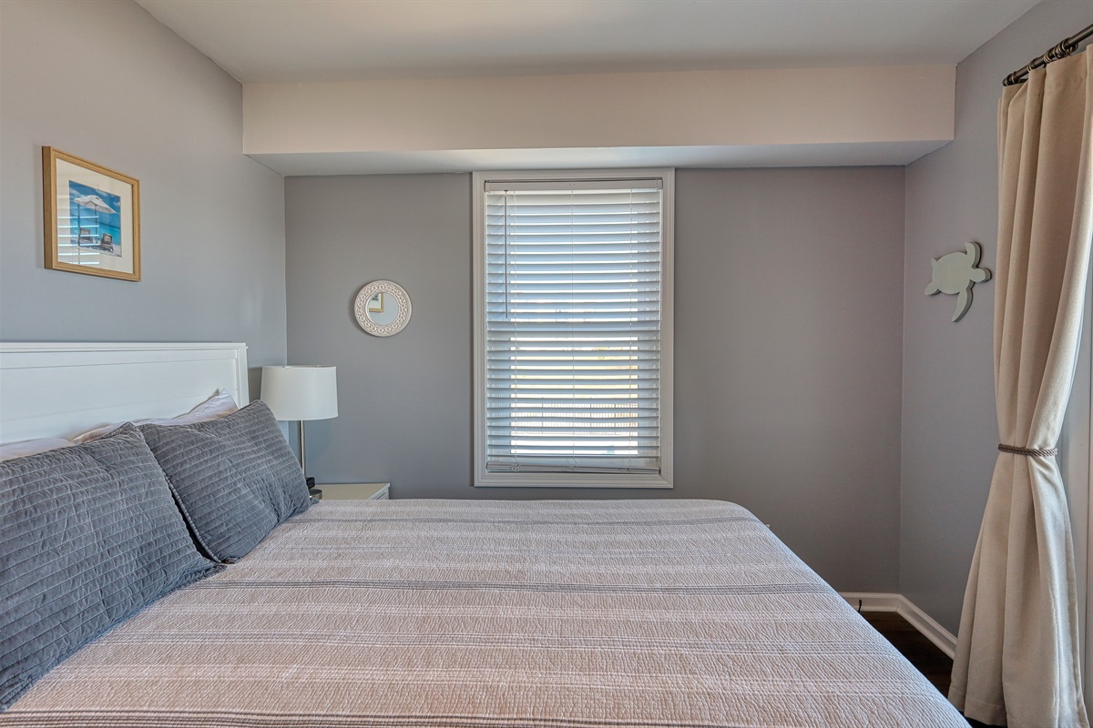 Queen size bed with oceanfront balcony